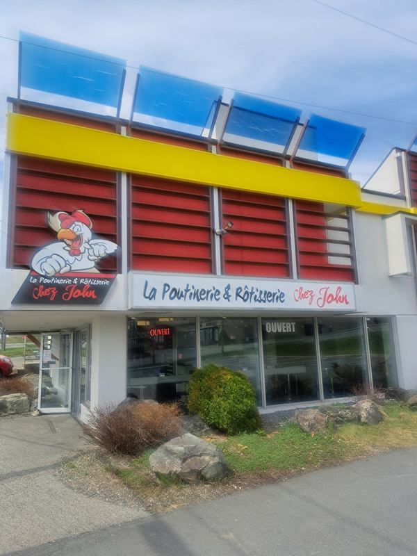 La Poutinerie & R&ocirc;tisserie Chez John &mdash; Saint-Georges