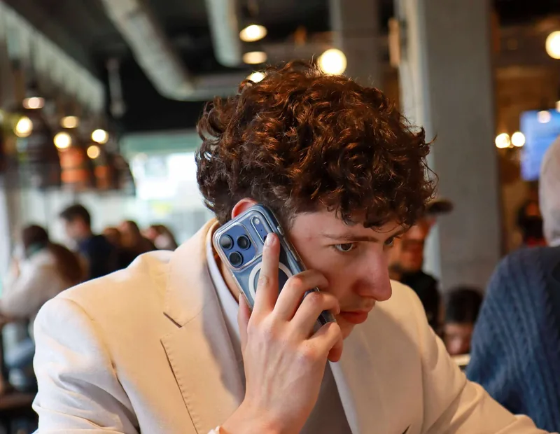 F&eacute;lix C&ocirc;t&eacute;, Responsable de la croissance et de l’innovation de NEXORYA, au t&eacute;l&eacute;phone avec un client